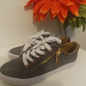 Free Choice by Elis gray sneaker with zippers